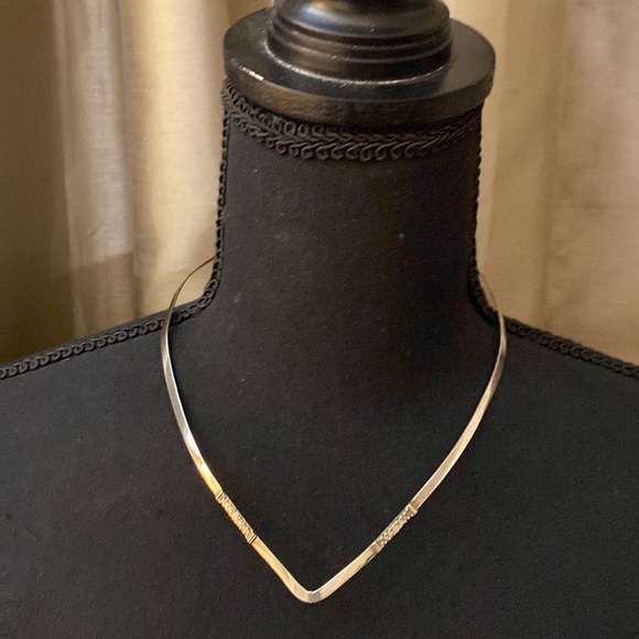Sarda Sterling V neck choker - Picture 3 of 7